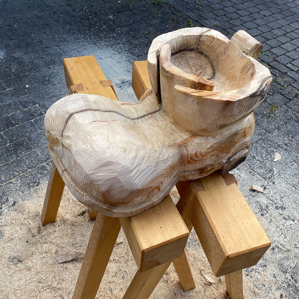 Geschnitzer Bergschuh z.B. als Blumentopf - Warum mit der Kettensäge/Motorsäge schnitzen? Einfach weil es Spass macht und kreativ ist!
Chainsaw Carving Skulpturen